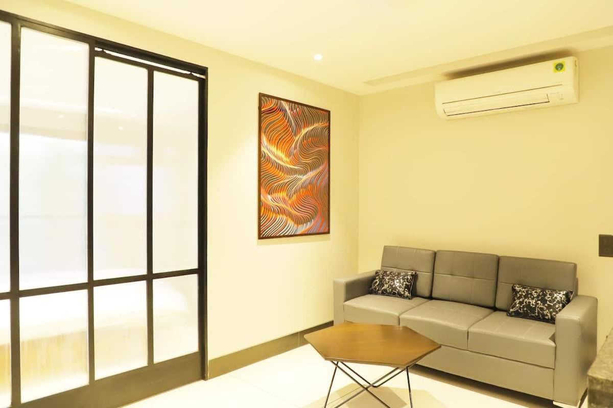 Apt# One-Four-Two - With Lift - High Speed Wifi - Smart Tv Nuova Delhi Esterno foto