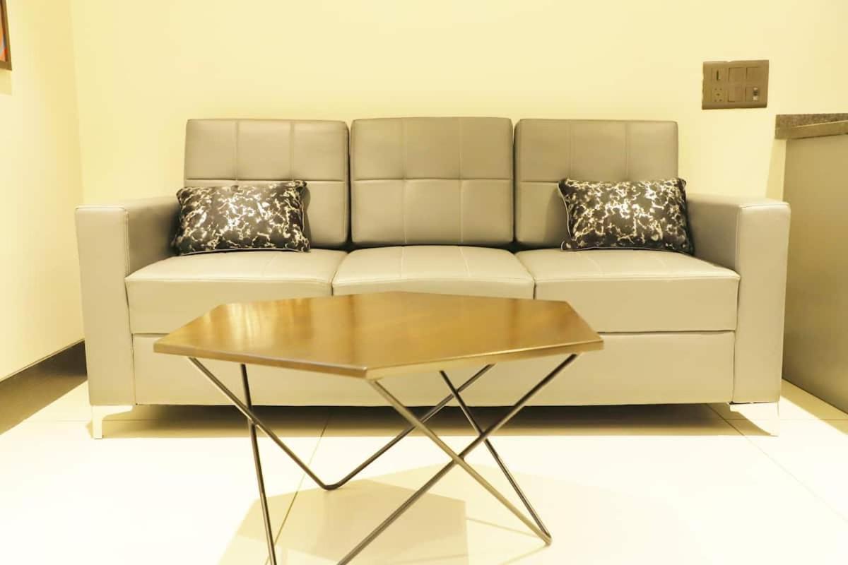 Apt# One-Four-Two - With Lift - High Speed Wifi - Smart Tv Nuova Delhi Esterno foto