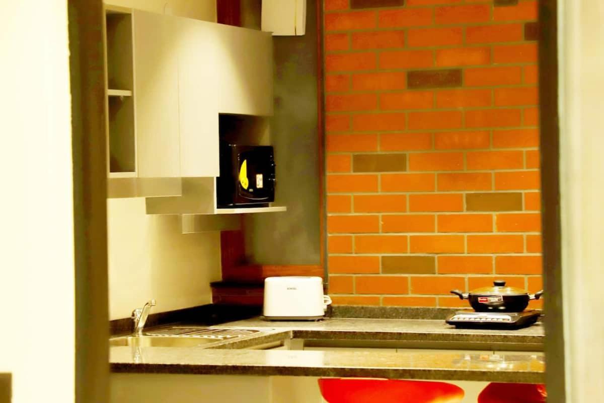 Apt# One-Four-Two - With Lift - High Speed Wifi - Smart Tv Nuova Delhi Esterno foto