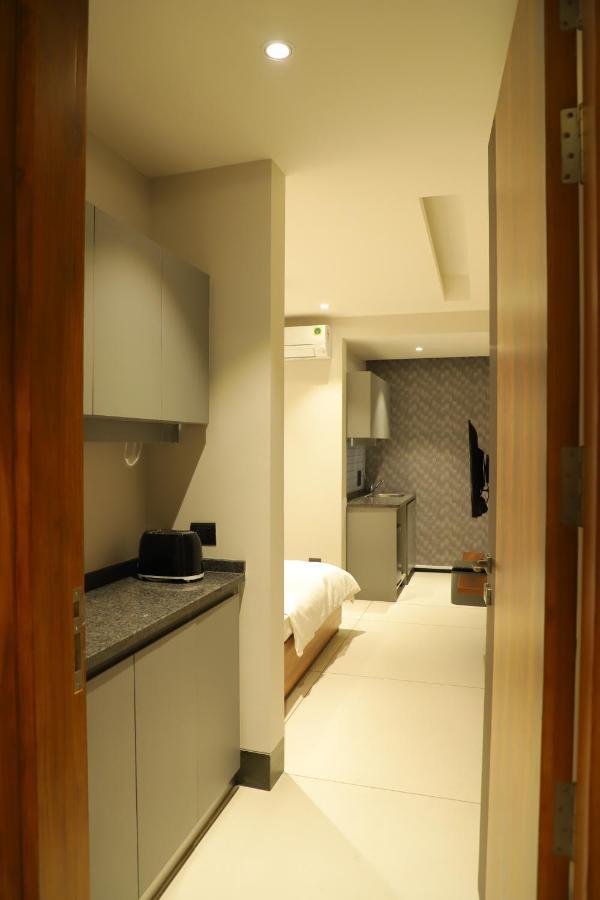 Apt# One-Four-Two - With Lift - High Speed Wifi - Smart Tv Nuova Delhi Esterno foto