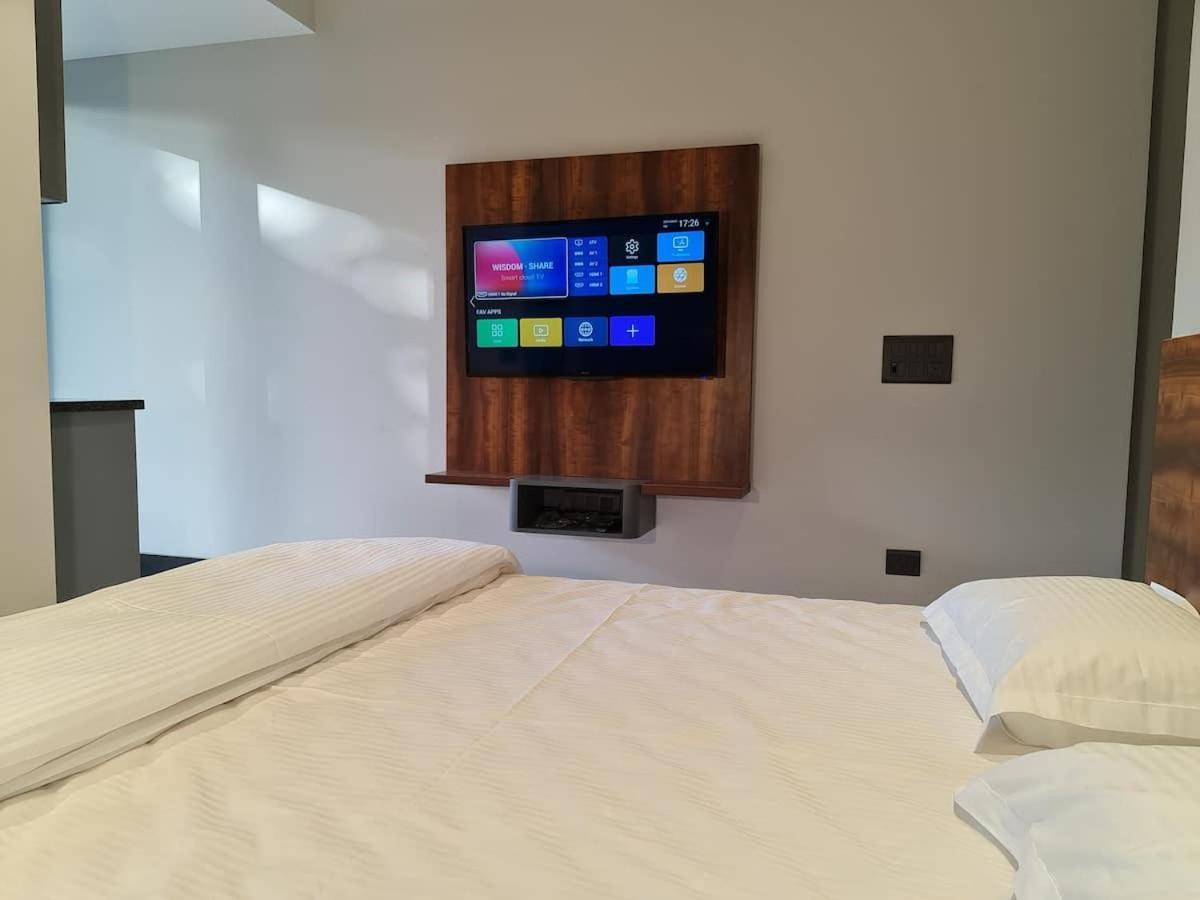 Apt# One-Four-Two - With Lift - High Speed Wifi - Smart Tv Nuova Delhi Esterno foto